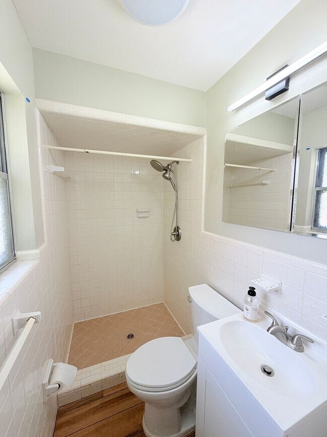 Building Photo - Amazing detached 2/2.5 duplex in Central Austin!!!