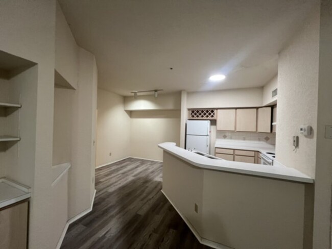 Building Photo - 2 bedroom Condo in Gated Bona Vista Commun...