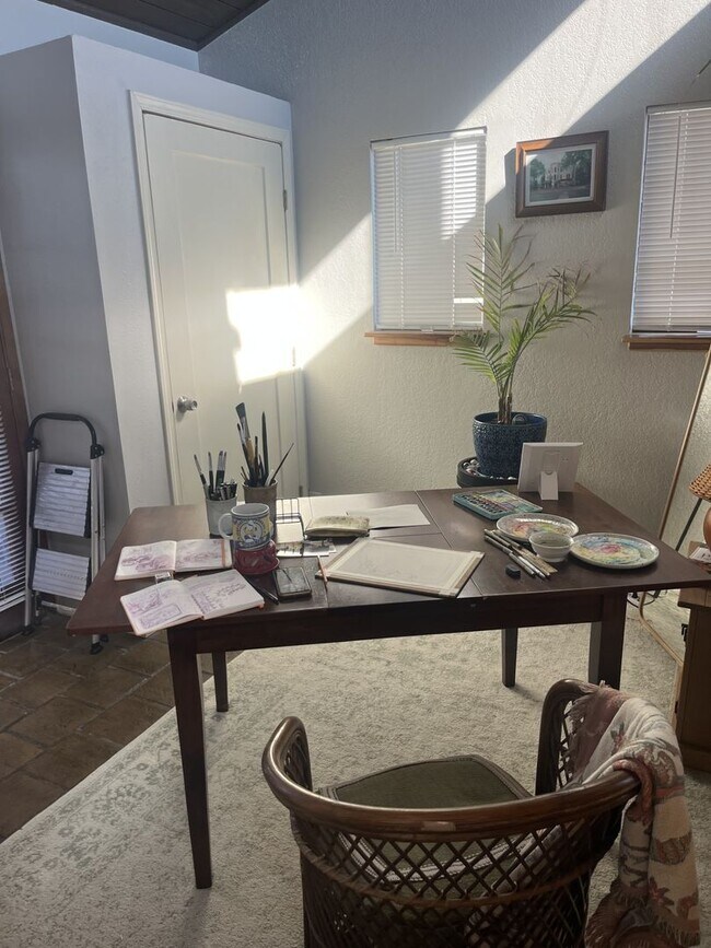 Building Photo - Charming 1 Bedroom/1 Bath Apartment