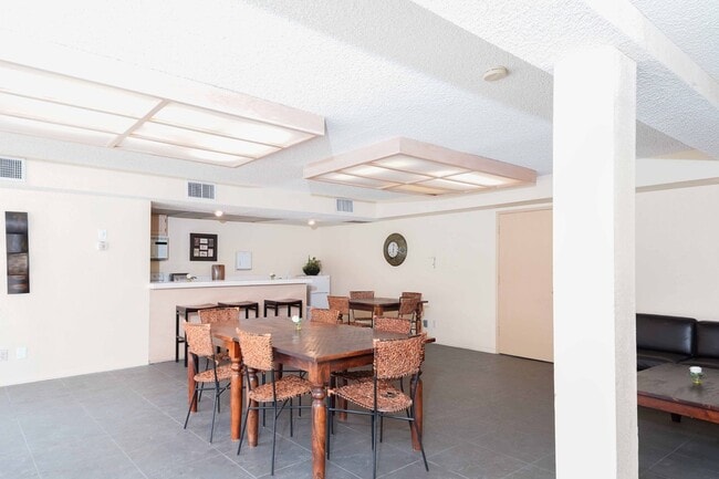 Building Photo - Gated Community 2 Bedroom 2 Bath Condo