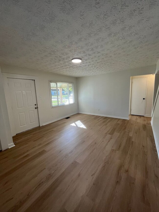 Building Photo - 3 Bedroom 1.5 Bathroom Home with Fenced in...
