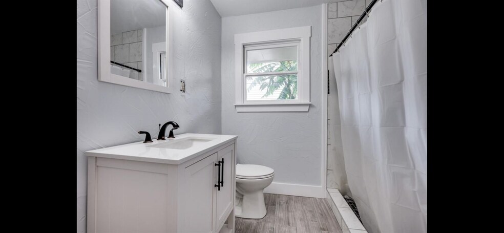 Building Photo - 702 W Brockett St