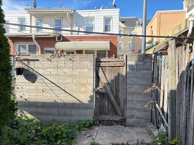 Building Photo - 3240 Tilton St