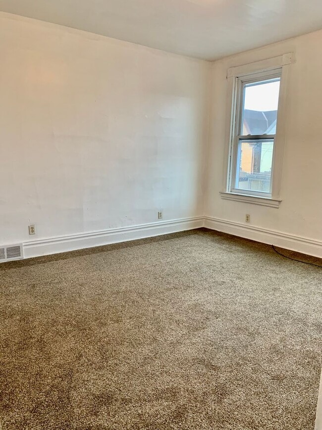 Building Photo - 4 Bed/ 2 Bath Large House in East Pittsburgh