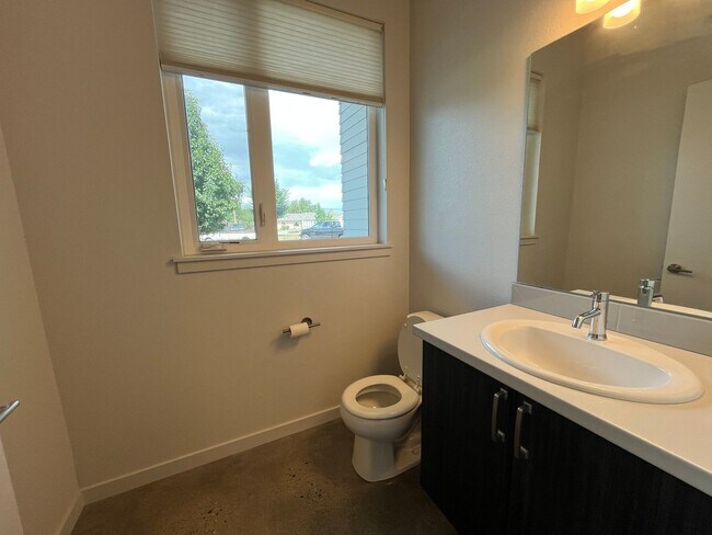 Building Photo - Beautiful Modern Townhouse in North Fort C...