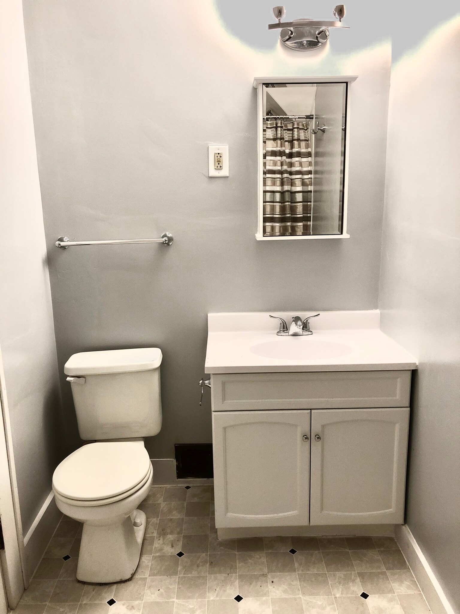 Upstairs main bath, completely renovated! - 816 3rd St SE