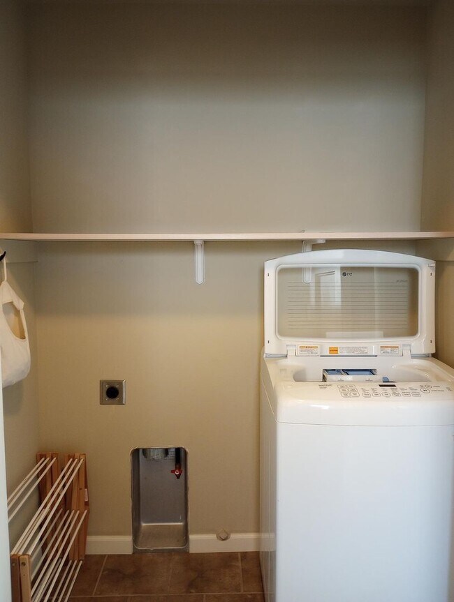 Building Photo - 5562 Fisher Pl
