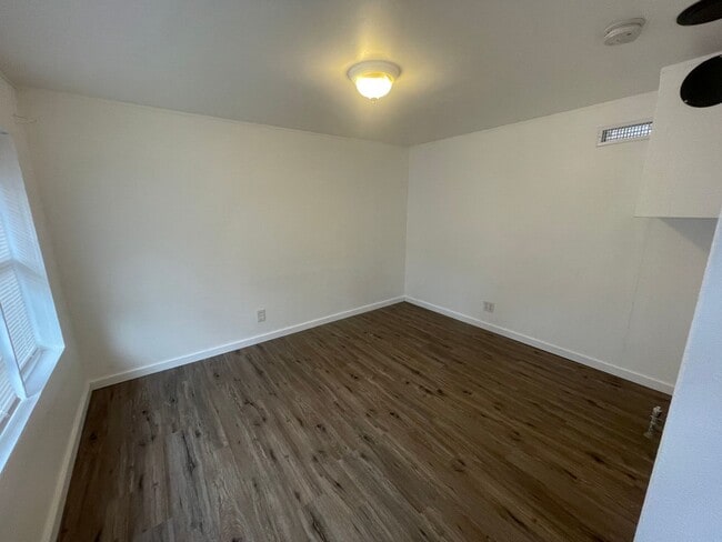 Building Photo - Studio Style Small House