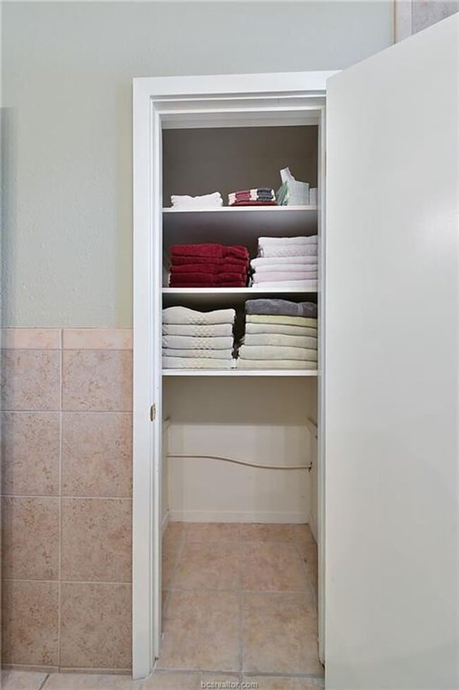 Building Photo - AUGUST PRE-LEASE!! 4 bed, 3 bath house on ...