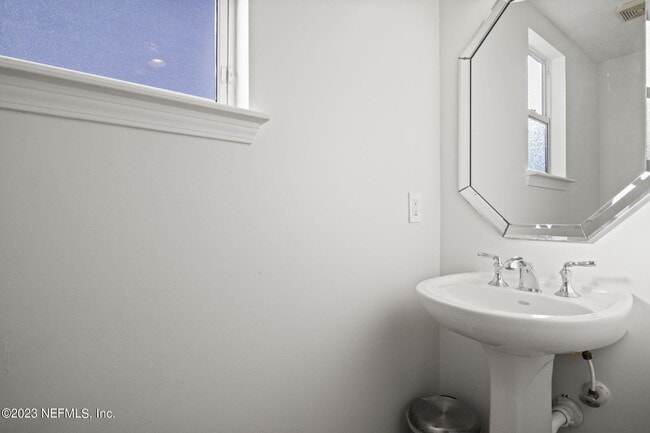 Building Photo - 781 Paradise Ln