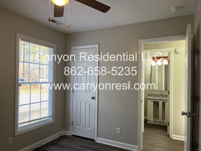 Building Photo - 461 Bedford Knoll Dr