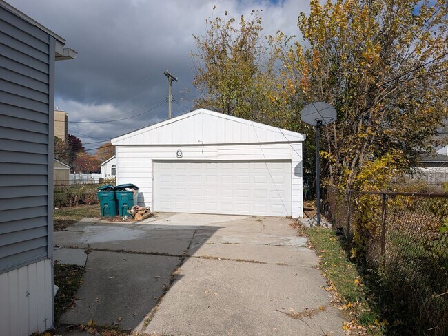 Building Photo - 3 bedrooms 2 bath Garden City