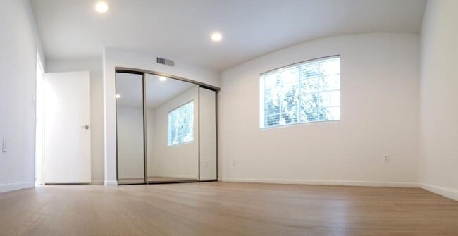 Building Photo - 3 bedroom in North Hollywood CA 91601