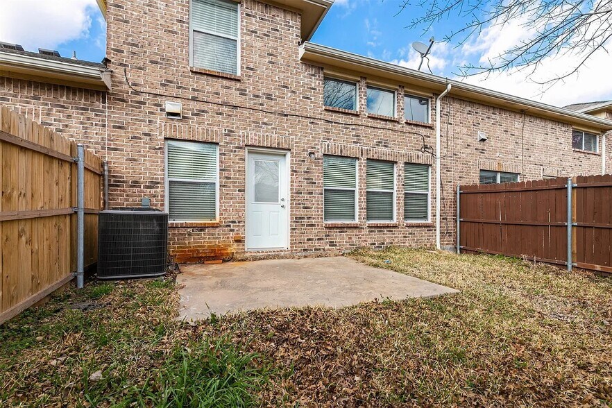 Building Photo - 9829 Fleetwood Dr