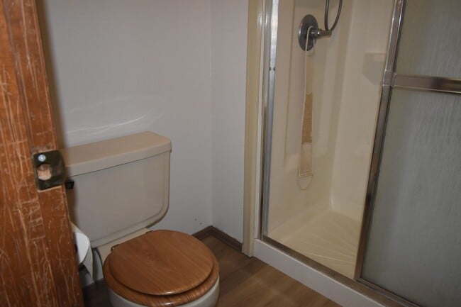 Building Photo - GREAT 3 BEDROOM/2 BATHROOM TOWNHOME WITH NEW PAINT & FLOORING. AVAILABLE 5/23.