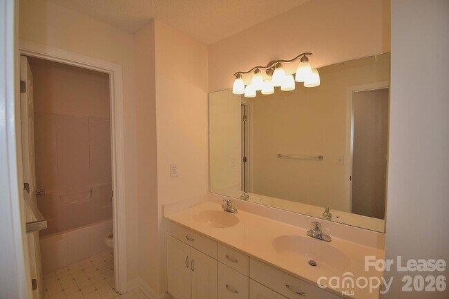 Building Photo - 2941 Glen Summit Dr
