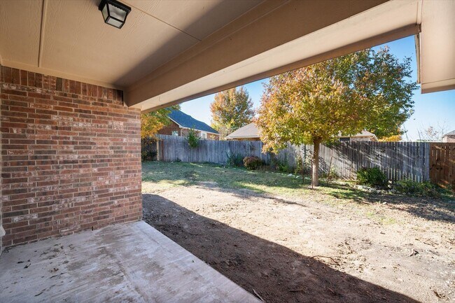 Building Photo - 1613 Country Hills Dr