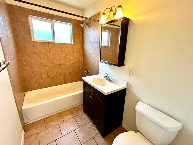 Building Photo - 2 Bed, 1 Bath with W/D in Normal Heights!
