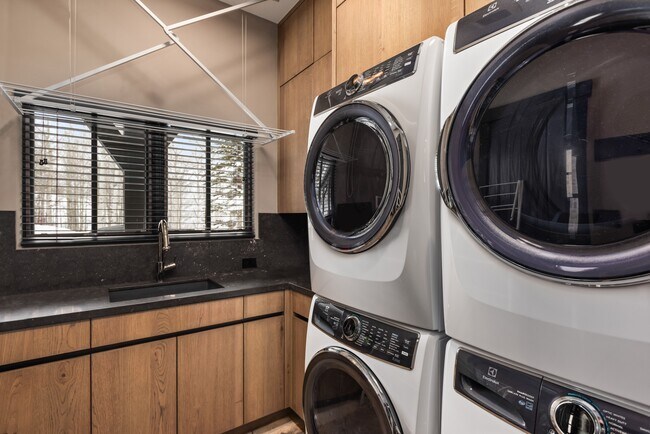 Building Photo - 379 Divide Dr