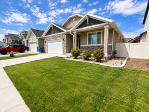 Building Photo - Beautiful 5-bedroom home is a must see!!