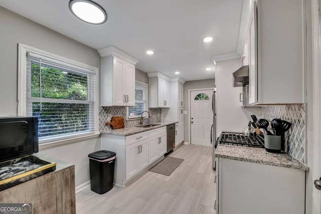 Building Photo - 1131 Stoneybrook Rd