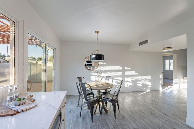 Building Photo - Gated community townhome- fully updated!