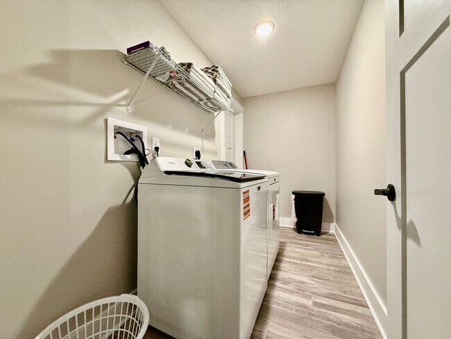 Building Photo - New 5BR Retreat With Hot Tub 2 Living Areas WC, OH