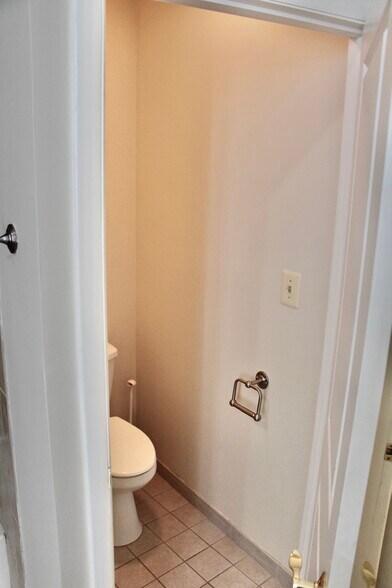 master bath enclosed toilet - 526 St Paul St