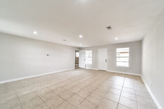 Building Photo - 318 E Mitchell Rd