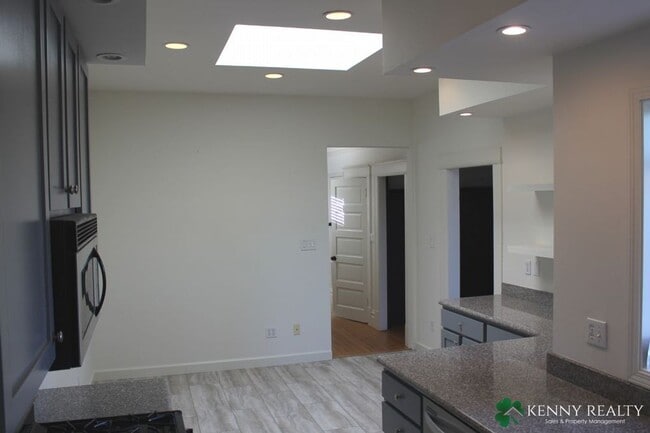 Building Photo - Coming Soon: Top Floor Flat with Updated K...