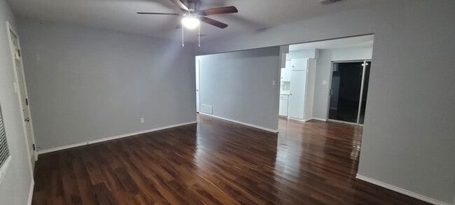 Building Photo - 326 S Sealy Ave