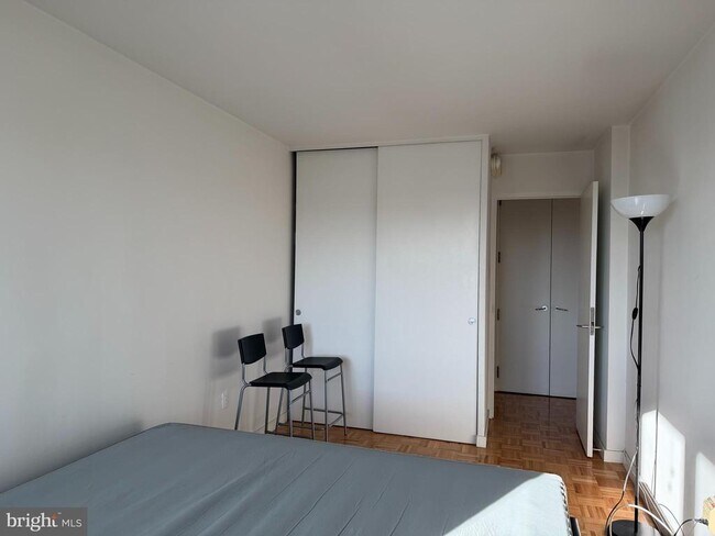 Building Photo - 604 S Washington Square