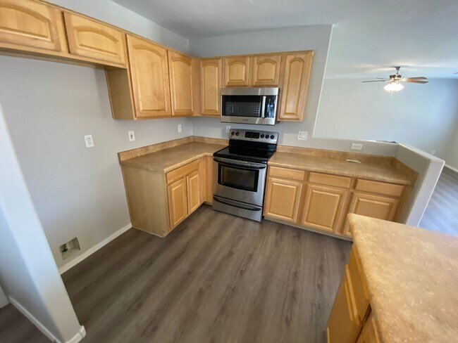 Building Photo - 4 Bedroom, 3 bath, two story with loft in ...