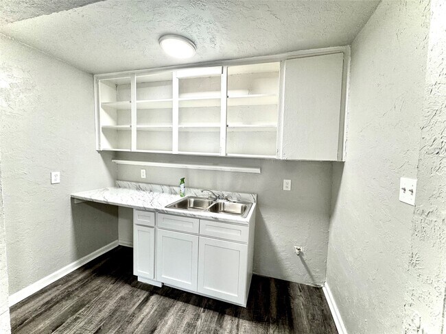 Building Photo - 1756 W Main St