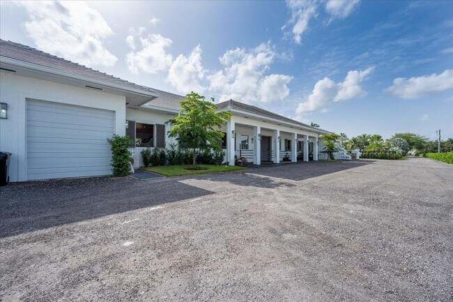 Building Photo - 15691 Sunnyland Ln