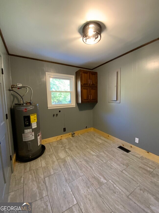 Building Photo - 5569 Fosters Mill Rd