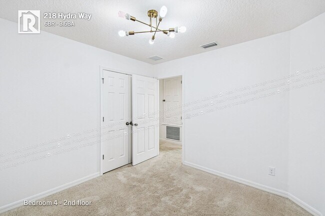 Building Photo - Spacious 6-Bedroom Home with Fenced Backya...