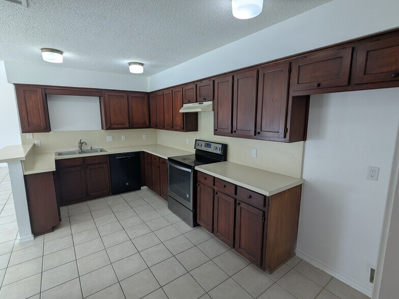 Building Photo - 2410 Cordoba Dr