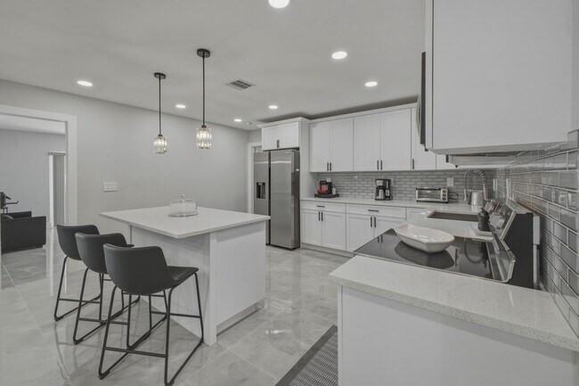 Building Photo - 632 Las Palmas Park