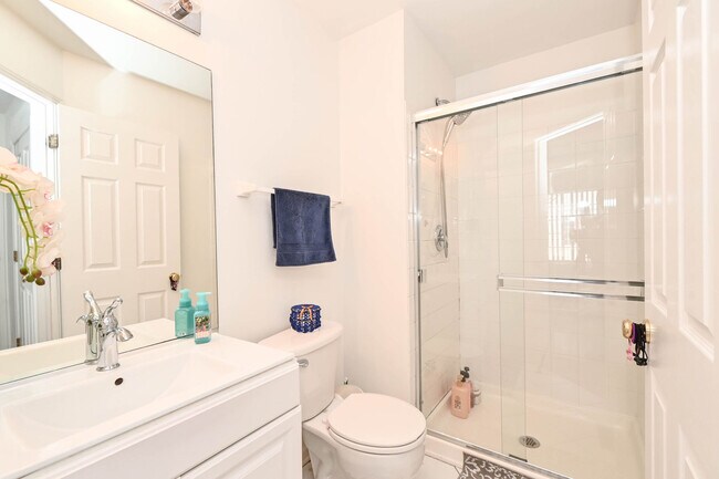 Building Photo - 714 S Rosehall Ln