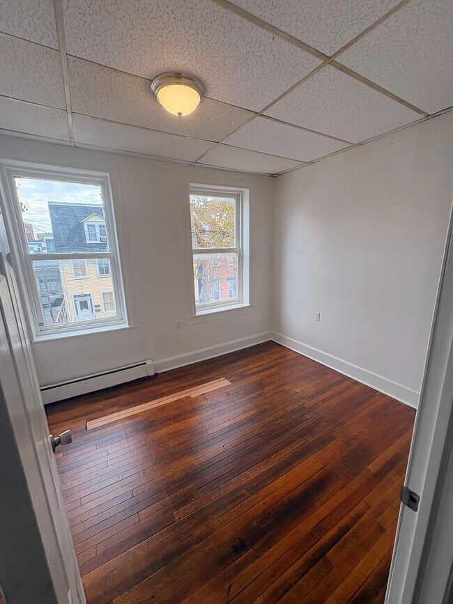 Building Photo - 2nd Floor 3 Bedroom Apartment in Downtown York City