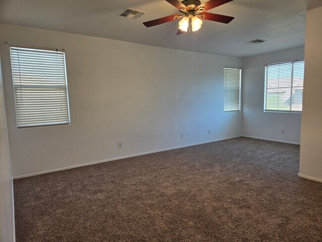 Building Photo - Spacious 4 bed, 3 full bath home in New Ri...