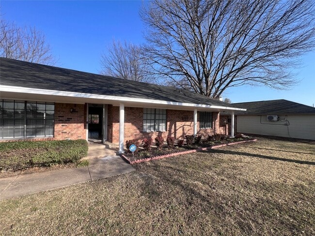 Building Photo - 818 Fairlawn Dr