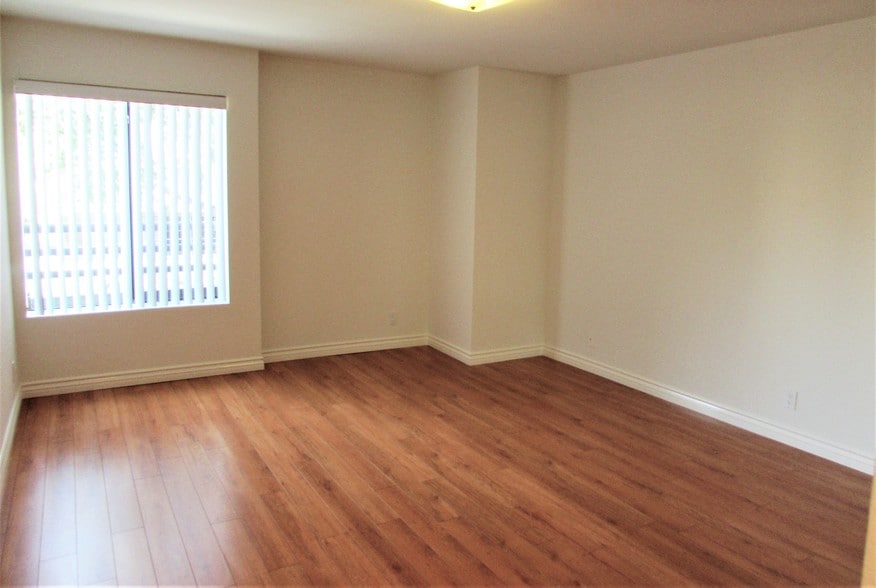 Building Photo - 1141 N Columbus Ave
