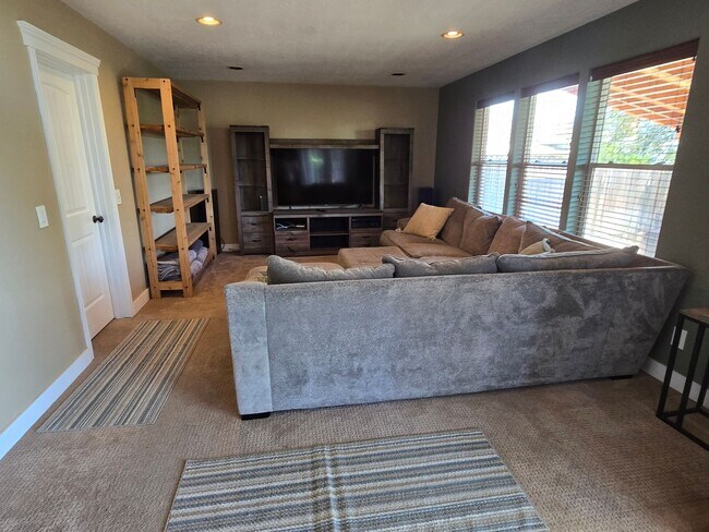 Building Photo - 3 bed 2.5 bath  Home for Rent in Grants Pass