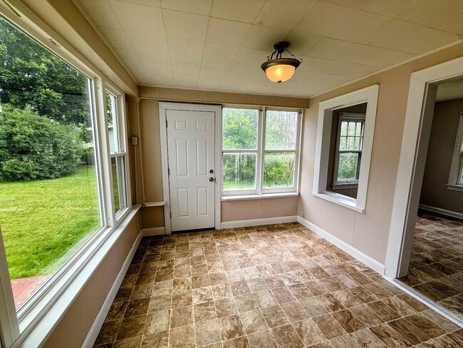 Building Photo - Spacious 2 bedroom with bonus room for rent - Canton NW