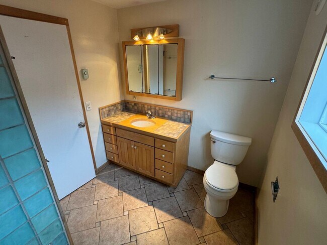Building Photo - 3+ Bedroom House in Friendly Area