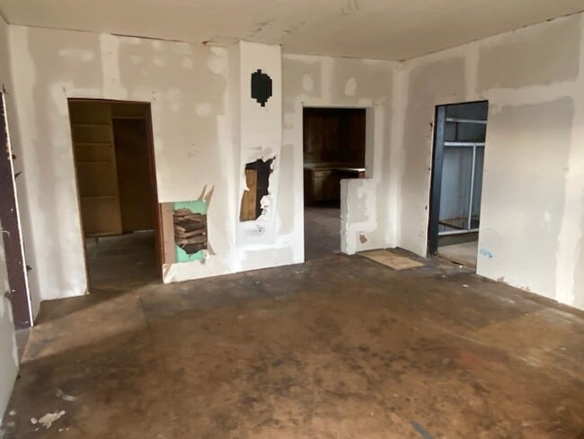 Building Photo - Now Available!! Fixer Upper! - $390 Month / $500 Down