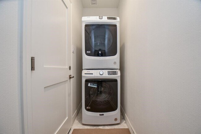 Building Photo - 5262 Ella Blvd