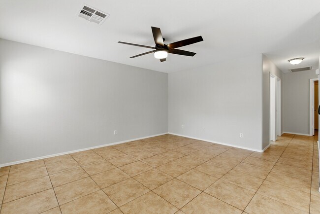 Building Photo - 11546 W Schleifer Dr